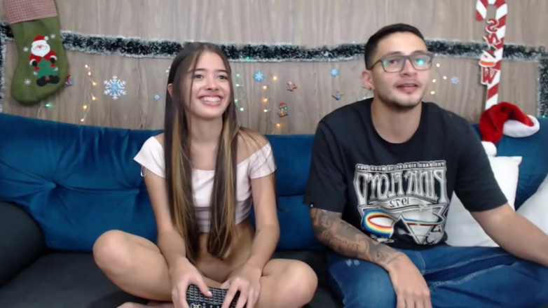 Teen amateur Latinas: Teenager viene scopata a feste di natale sborrata sul culo