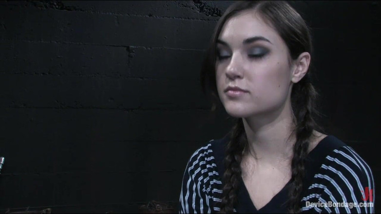 Device Bondage by Kink: Zusammenziehung