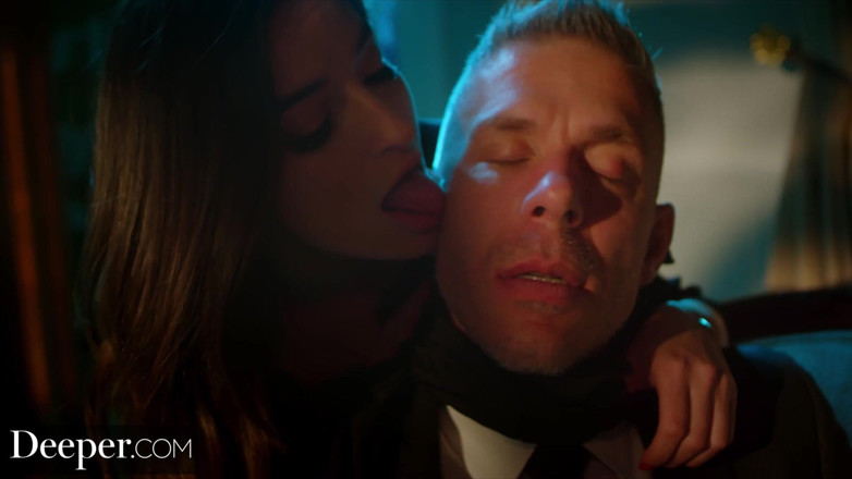 Deeper: Profundo. La nena dominante Emily usa a Mick para lo...