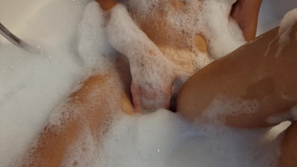 TheloveStory: Cycata blondynka nastolatka masturbuje się w wannie