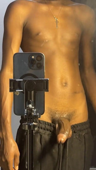 Slim Twink büyük yarağı gösteriyor