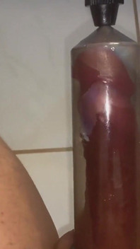 Üvey anne büyük bir yarağı emziriyor, penis pompasını kullanıyor ve sikini dev yapıyor.