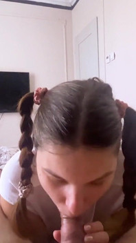 Slampig styvsyster vill bara suga kuk och svälja sperma