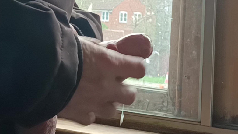 Rockardglans: Masturbándose y corriéndose junto a la ventana en la casa...