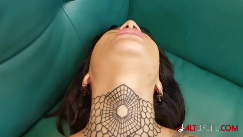 Alt Erotic: Selena savage dicrot di dalam di studio
