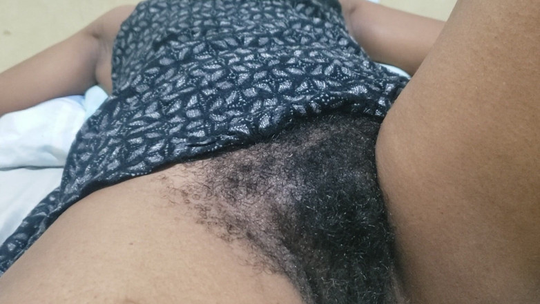 Lovemina: Strakke kut close-up creëert een verleidelijke fantasie 's avonds laat, gevuld...