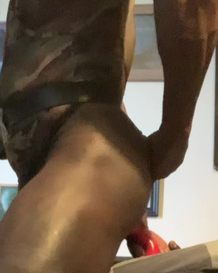 Masculine crossdresser: Crossdresser prostate wank lagi asik muasin pantat bahenolnya pakai sepatu...