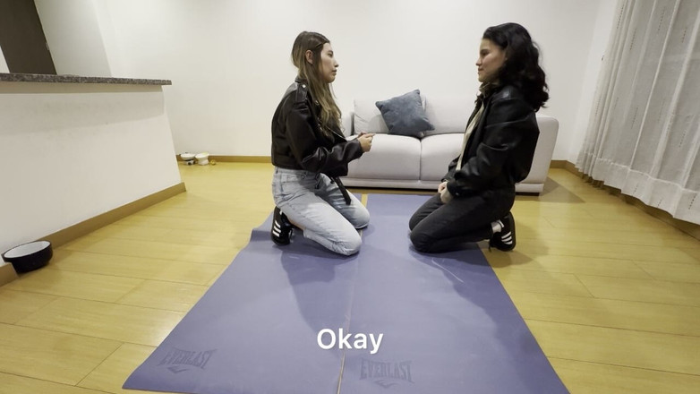 scarlettandc: 女性挠痒痒与摔跤