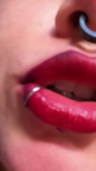 Sticky Kisses Red Lipstick Di Seluruh Dadanya