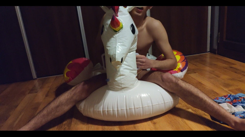 Floatie Boy: สาวโคกแห้งบนยูนิคอร์นเป่าลมของฉัน