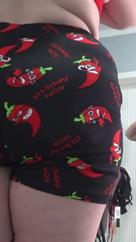 Des gros nichons essayent de nombreux nouveaux soutiens-gorge, un gros cul change de culotte devant le miroir, la caméra regarde. Une MILF pulpeuse aux seins qui rebondissent.