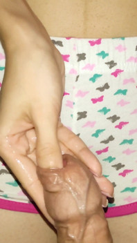 Milasha Ponri e il suo lavoro manuale perfetto con una grande porzione di sperma sulla sua pancia e pantaloncini