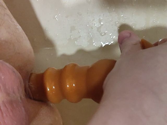 Having Fun in the Bath with My Ass and a Butt Plug (KraasFoxx)