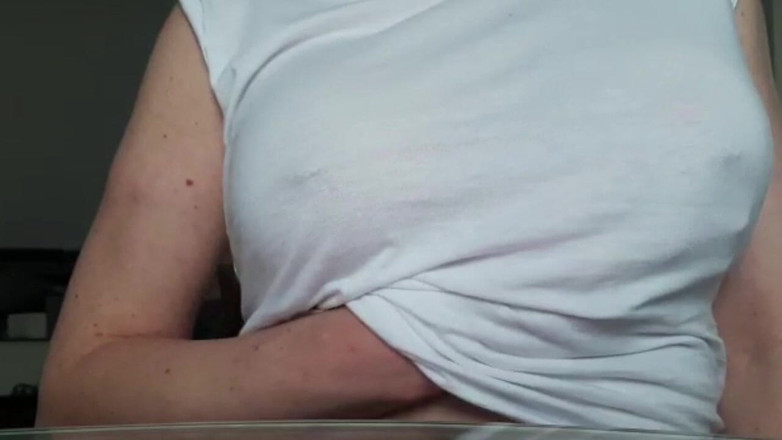 Aqua Pola: Orgasmo ai capezzoli e prossimo raffreddamento bagnando la mia maglietta