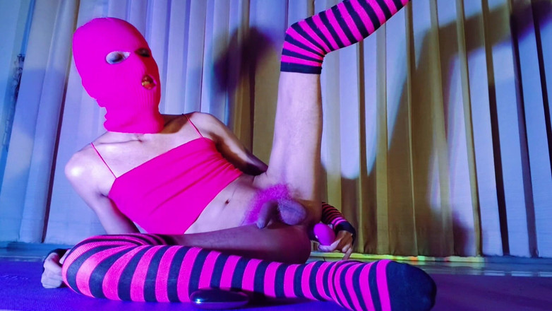 Mango49x: Pink Balaclava मुखौटा बहिन रंगे हुए जघन बाल वाइब्रेटर के साथ खेलती है