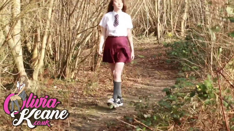 Olivia Keane: 18歳のオリビアキーンは、森の中で放尿