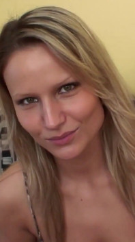 Si blonde seksi miang dengan buah dada yang sempurna dan pepek yang sangat basah mengidamkan zakar tebal panjang yang bagus dalam pepeknya