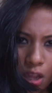 Chlupatá asijská dívka miluje zkoušet velkého černého ptáka