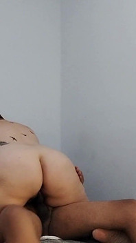 Solo guardando la bella ragazza che si metteva davanti a lui e non è durato a lungo.