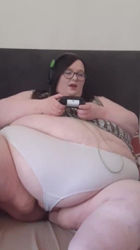 SSBBW-gamer kommt in tanga mit lush