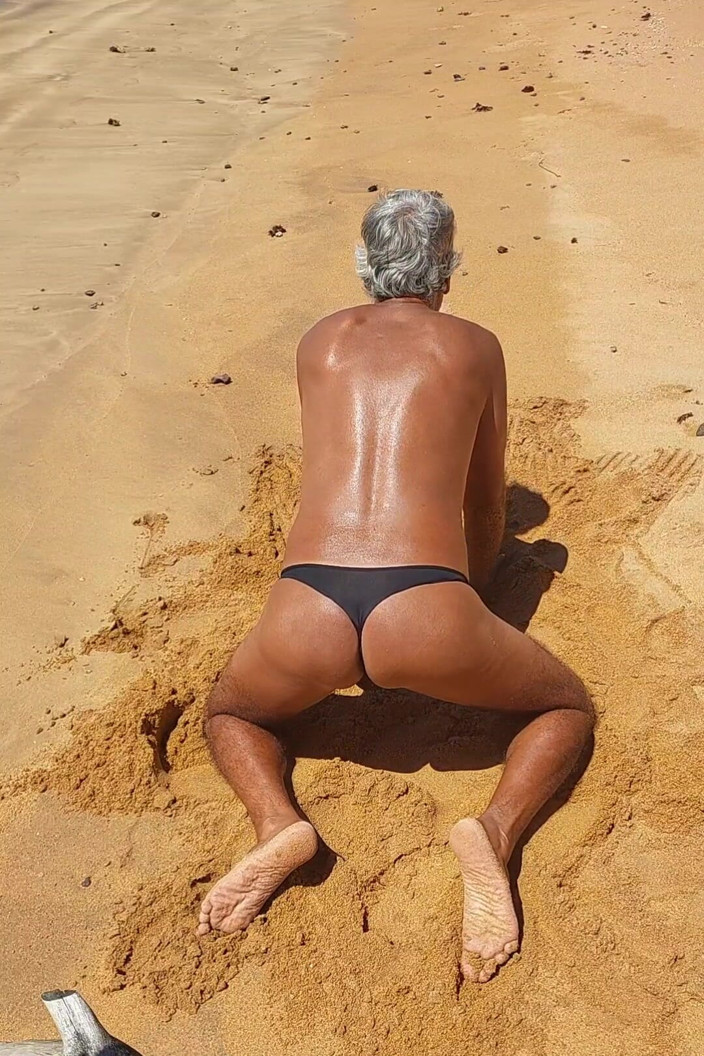 Ladysilvas: Ladysilva in mutandine sulla spiaggia si abbronza il suo culo...