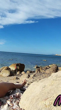 Vreemden betrapten mijn vrouw op het aanraken en neuken van mijn grote pik op een naaktstrand