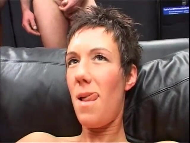 Fetish Desire: Krásná německá brunetka polyká 15 výstřiků