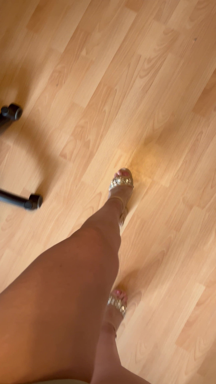 Feet: POV: Lopen op hakken in het appartement