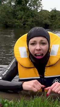 Lifejat & Cosy Wetsuit zachrání Lucy z řeky katastrofu