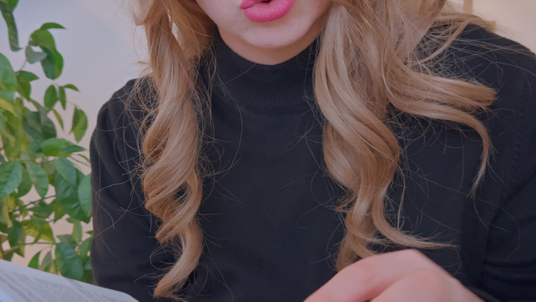 Mrs Wetslavs: 이웃에게 문자를 보낸 핫한 밀프. 음란한 텍스트는 오르가즘으로 이어진다.