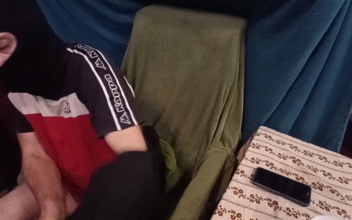 kickerscooter: O amatoare adevărată își rade coaiele, apoi îi masturbează pula
