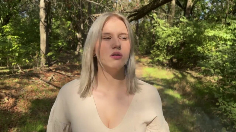 MertyXXX: Procházka opuštěným parkem při hledání exhibicionisty