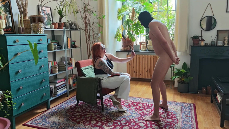Bastet: Sexuální otrokyně v kleci penisu je bičována na koule a...