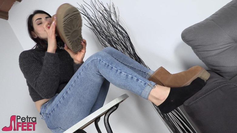 Foot Fetish HD: Petra, bombasse exceptionnelle aux cheveux noirs, séduit par ses pieds...