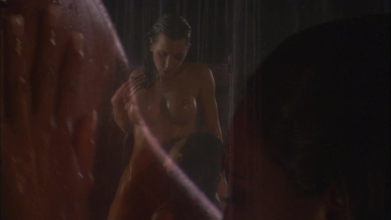 Miami Reality: Peituda milf transando com uma lésbica no chuveiro