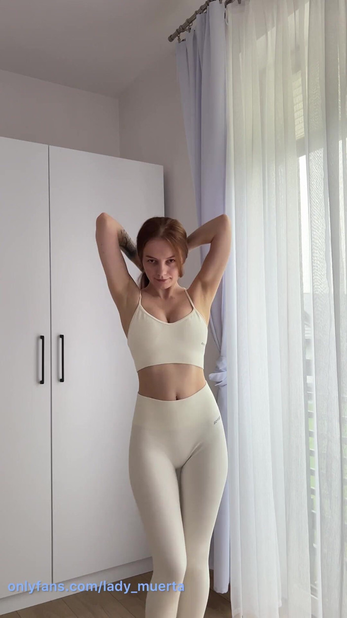 LadyInBad: Gadis irlandia yang pemalu ini lagi bugil pelan-pelan sambil pamer...