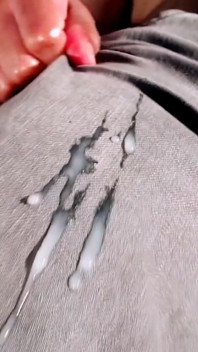 Un latino se masturbe et éjacule sur son jean noir