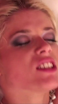 La ragazza bionda molto sexy ama il grande pene in bocca nella figa