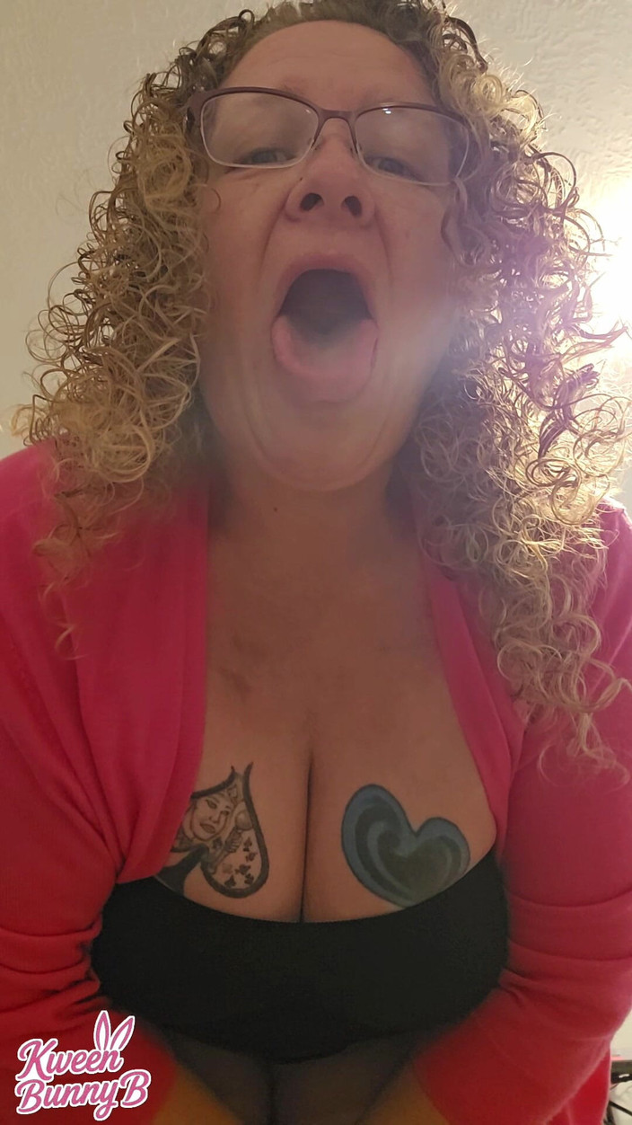 Kween Bunny B: Paní Tammy učí základní informace o lízání kundičky