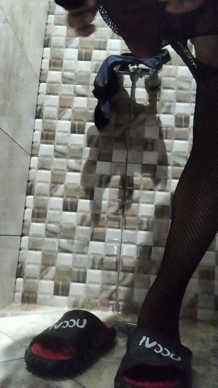Gay sissy bitch: 娘娘腔同性恋变装者穿着性感礼服和大师赛