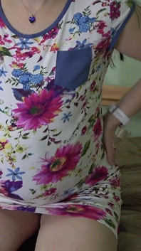 Het gravid gravid MILF suger och får spermasprut på magen