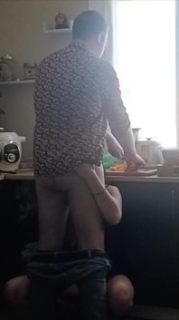 ホットワイフはしゃぶり、激しくセックスされる