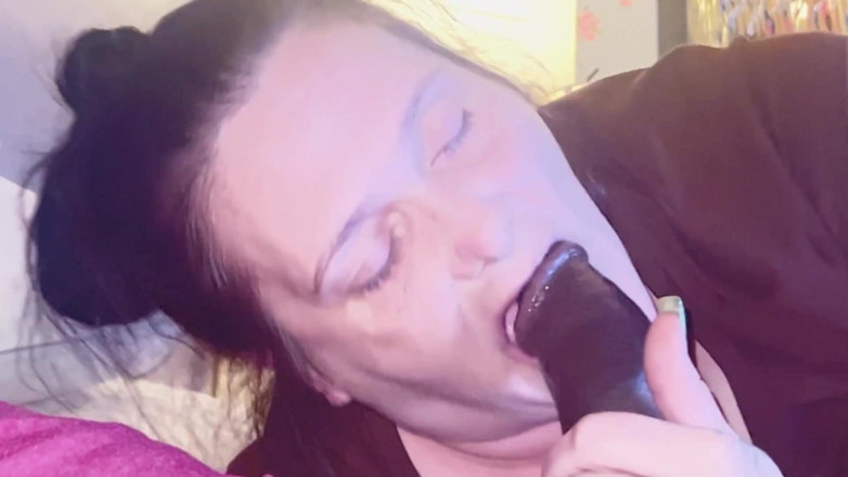 Magic gums: Une naine sexy et épaisse suce et suce une grosse noire