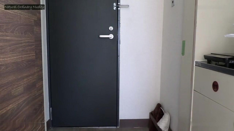 Temptation: プライベートな家庭の不倫 - 豊満で興奮した妻が、ドアのところ、キッチンの熱、そして最後の中出しの間に挟まれる