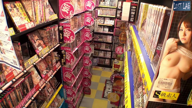 Lust lab: Une jeune femme solitaire se balade sur l’allée du DVD...