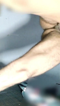 Ayakta bir bacakla sikişiyor amında sperm besliyor