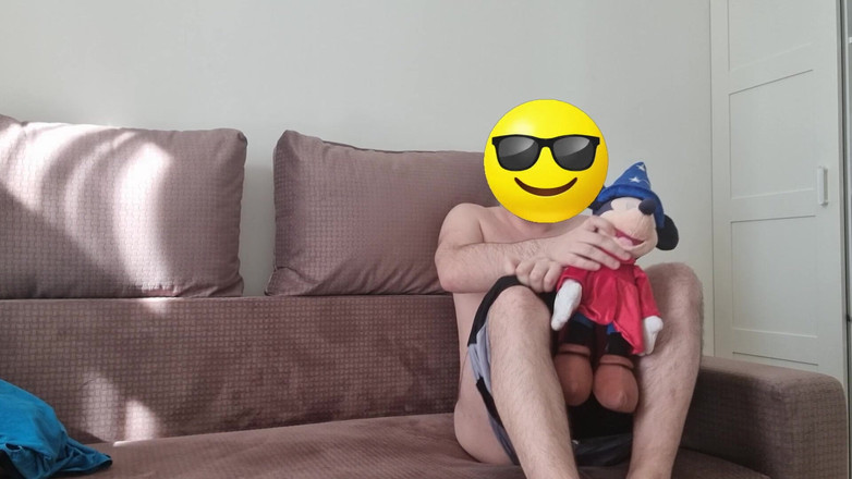 ShyCummerBoy: Ejaculare și degustare de spermă după o tachinare cu jucărie pufoasă