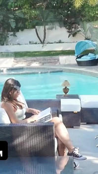 Aimeriez-vous vous rejoindre avec nous ? Cette petite belle-fille timide n’arrête pas de regarder sa belle-mère se faire baiser