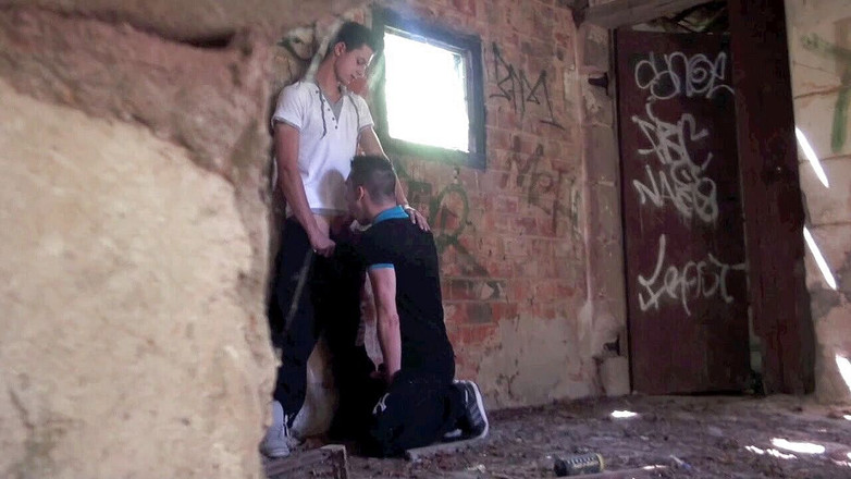 BAD BOYS FUCKERS FROM FRANCE: Jimy трахнул на улице молодой парень, sstraight badboy