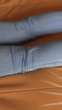 Der dicke arsch der schönen stiefmutter mit ihrer jeans an und jeans runter, ich komme auf ihren arsch